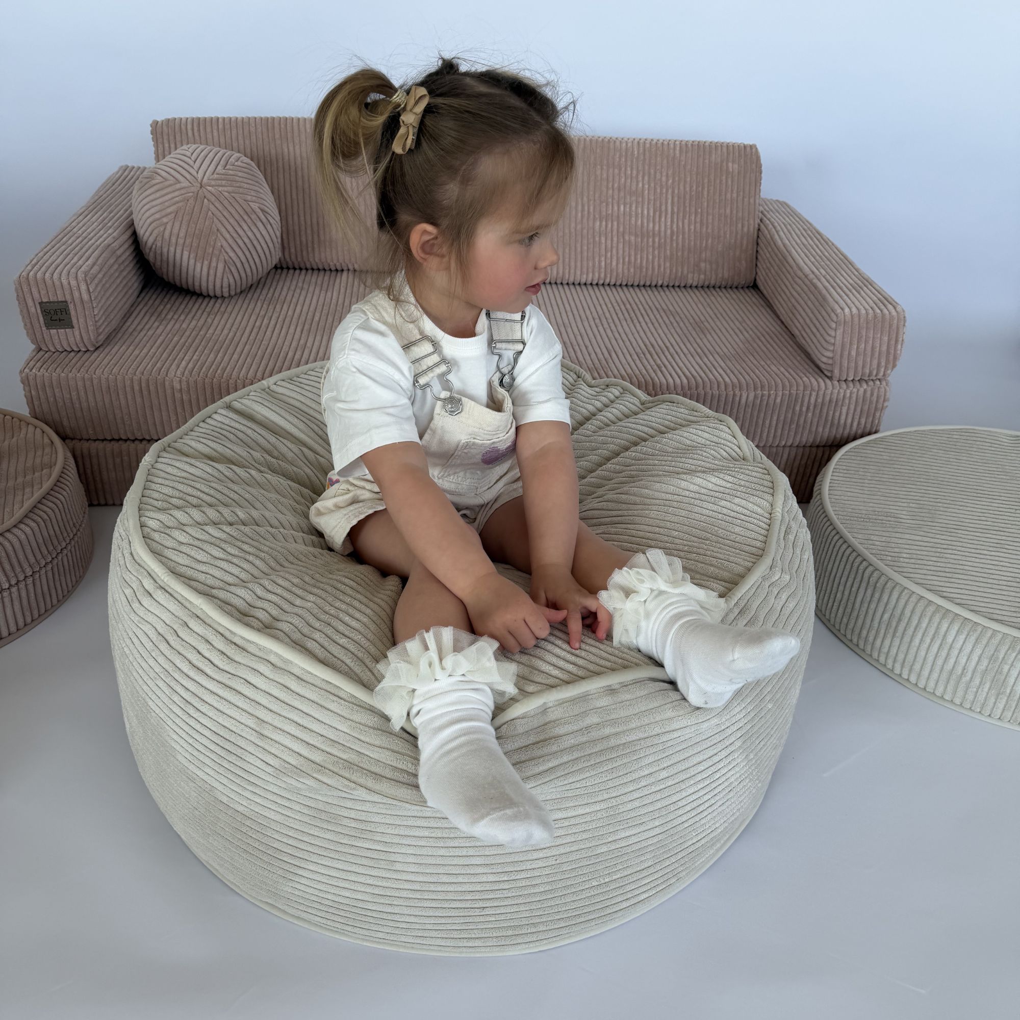 Duża pufa dla dzieci Soffi Fluffy Dziecko siedzi - duża, miękka pufa dla dzieci Soffi Fluffy