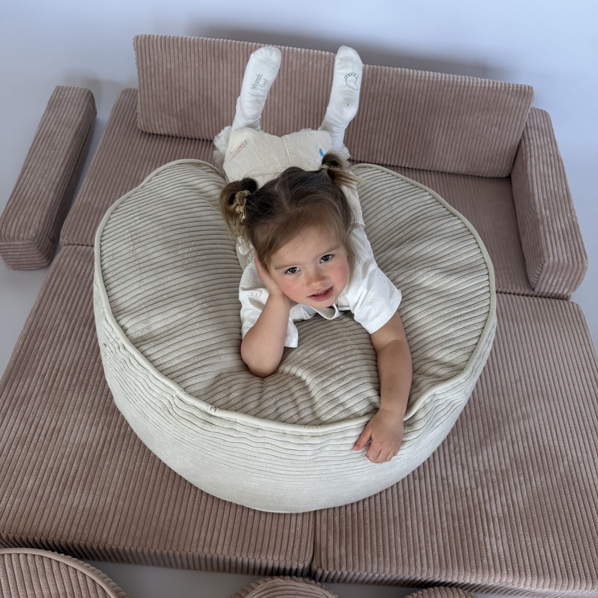 Miękka pufa dla dzieci Soffi Fluffy dziecko odpoczywające na miękkiej pufie dla dzieci Soffi Fluffy