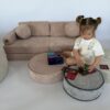 Krążki sensoryczne Soffi Nubi i sofa modułowa Soffi Petite krążki Soffi Nubi jako pufa i stolik do zabawy przy sofie modułowej Soffi, dziecko układa klocki