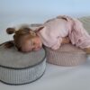 Krążki dla dzieci Soffi Nubi Dziecko odpoczywa na krążkach modułowych Soffi Nubi, kreatywne pufy do zabawy