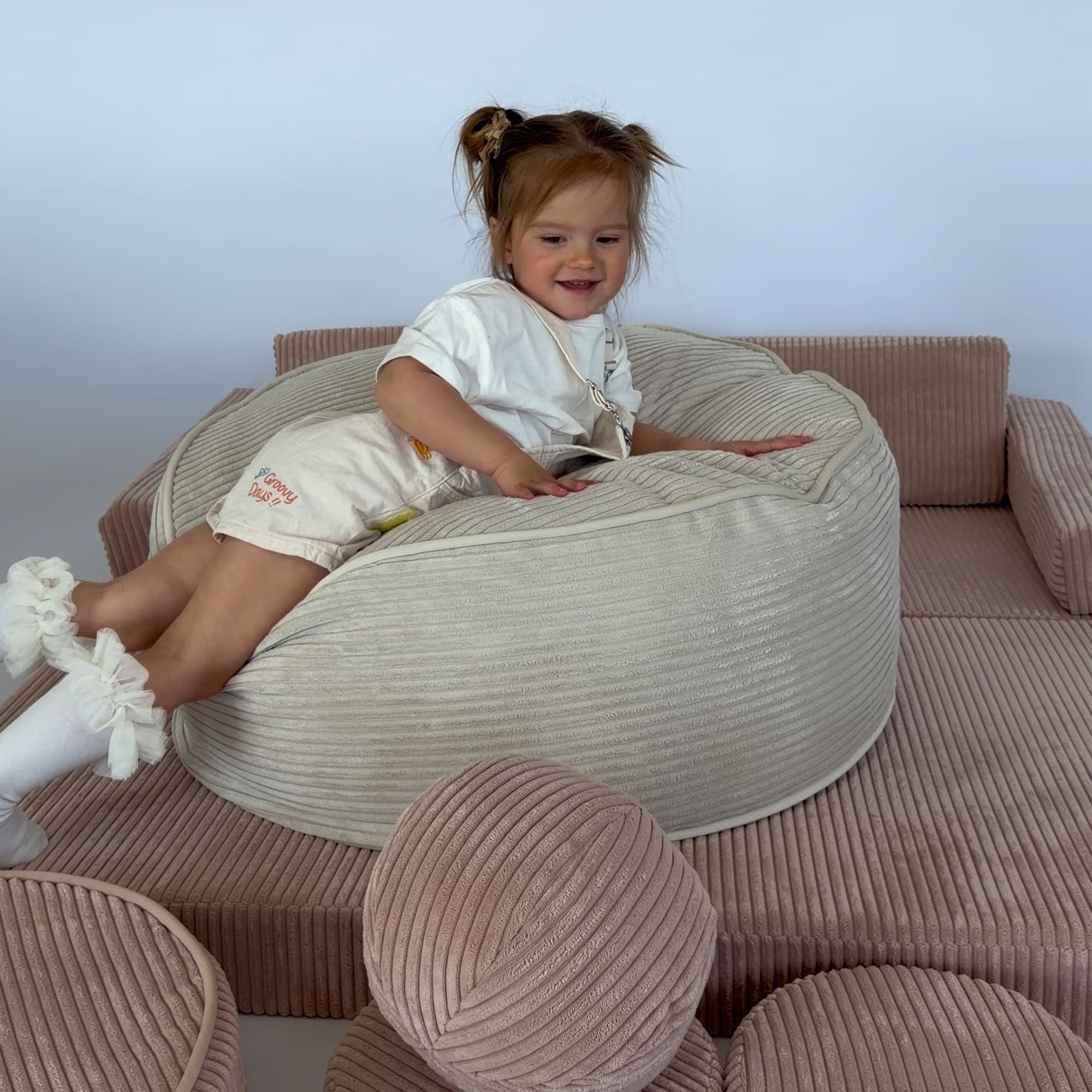 Pufa duża Soffi Pluffy Dziecko bawi się dużą, miękką pufą Soffi Fluffy