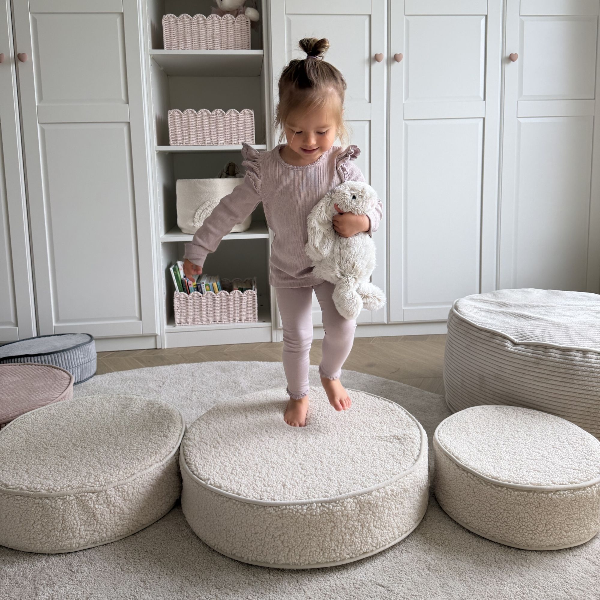 Krążki dla dziecka do zabawy i balansu Soffi Nubi Teddy Dziewczynka balansuje na krążkach sensorycznych do zabawy dla dzieci Soffi Nubi Teddy