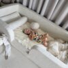 Piankowe łóżko dziecięce Soffi Lomi kremowe Dziecko leżące w piankowym łóżku dla dzieci Soffi Lomi